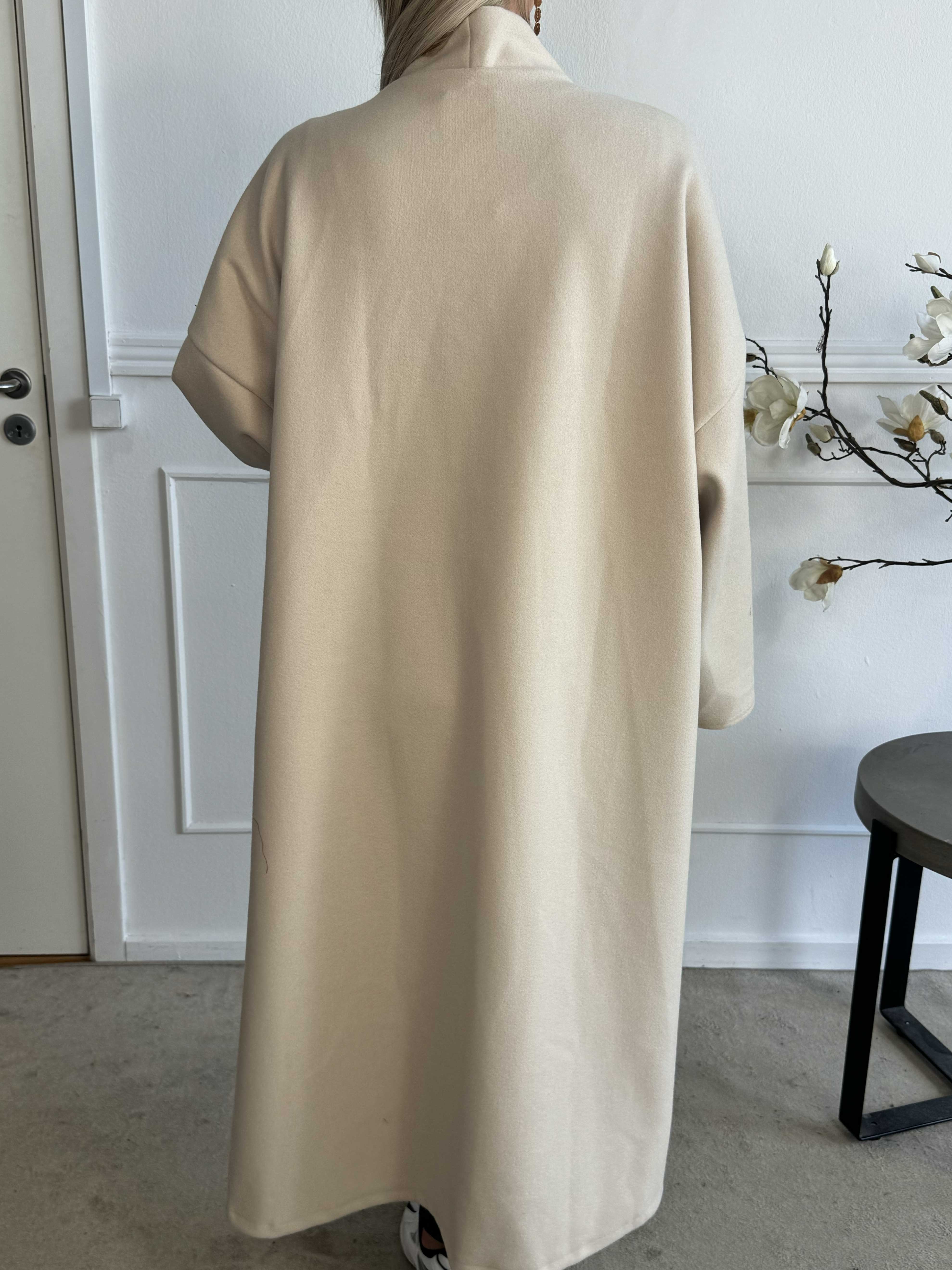 Abbelin - Lång oversized kappa med dekorativa knappar